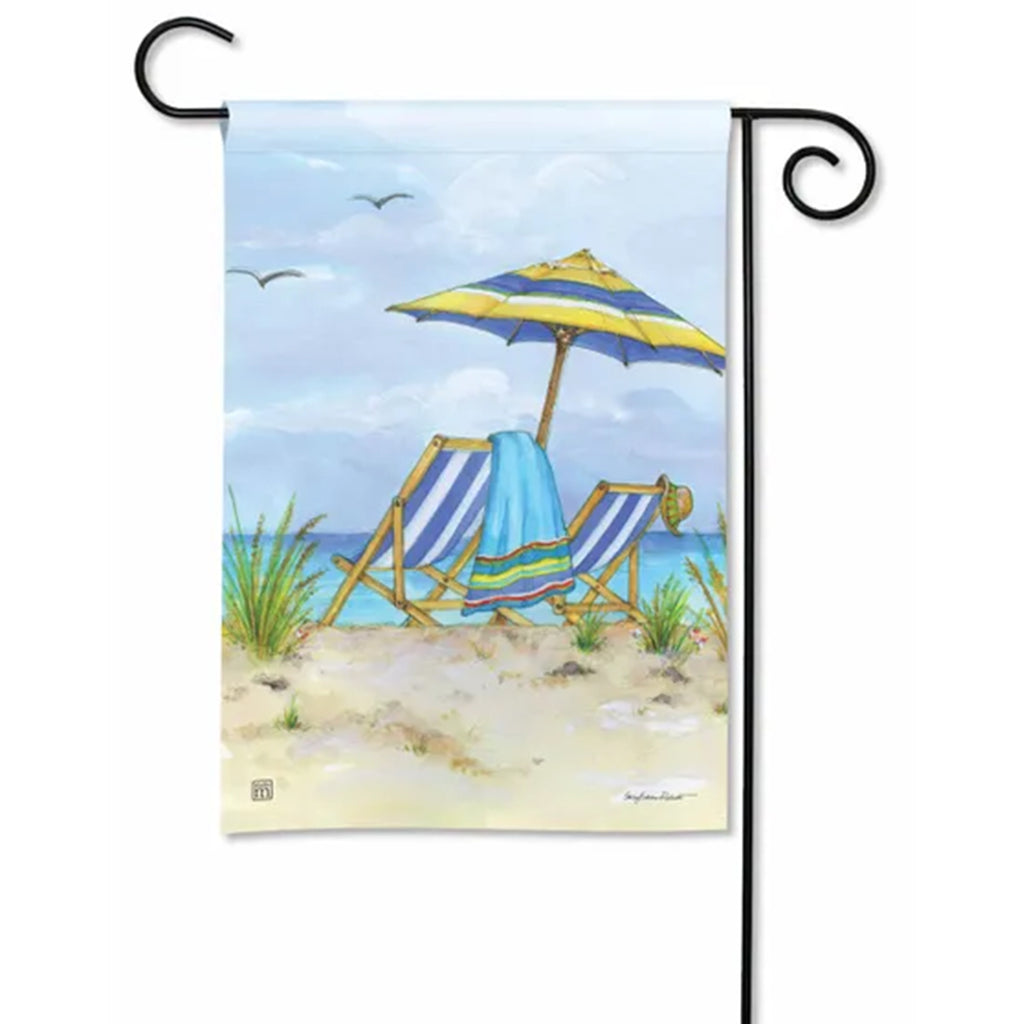 Magnet Works Garden Flag - A Day at the Beach